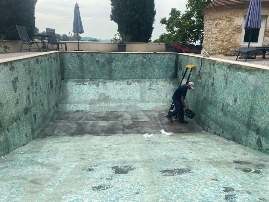 Avant : mosaïque usée, carreaux manquants