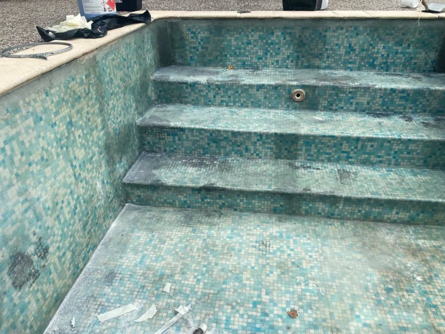 Escalier en mosaïque usée avant rénovation